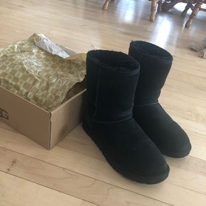 Classic short black uggs